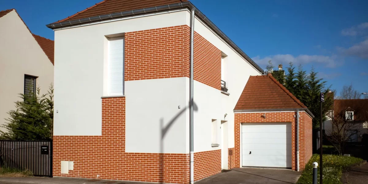 Maison moderne avec façade en briques et garage — passoires thermiques