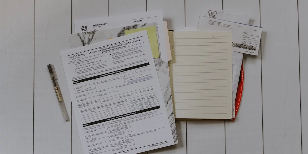Une personne remet un billet de 100 euros à une autre — frais de notaire succession sans argent