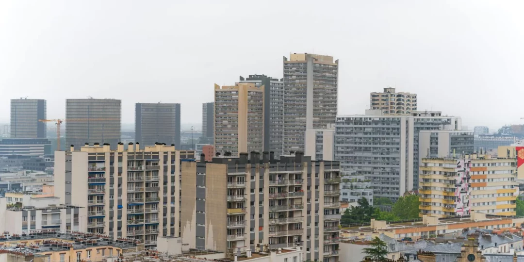 Immeubles modernes et anciens sous un ciel nuageux en milieu urbain — SCPI