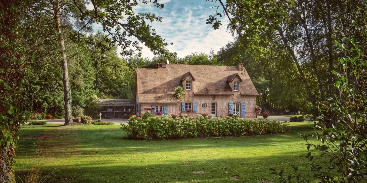 Maison en briques entourée d'un jardin verdoyant — plus-value résidence secondaire