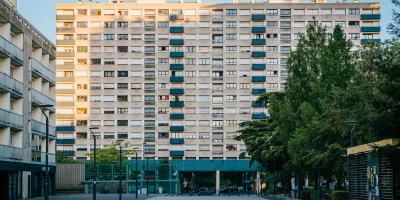 Immeuble résidentiel avec balcons et arbres en façade — bail-code-civil