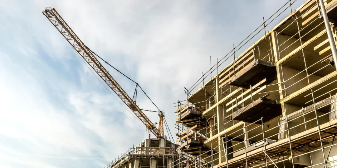 Grue de construction sur un bâtiment en cours d'édification — projet-de-loi