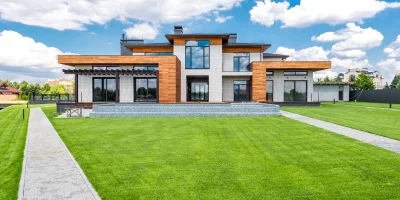 Maison moderne avec façade en bois et grandes baies vitrées — luxe