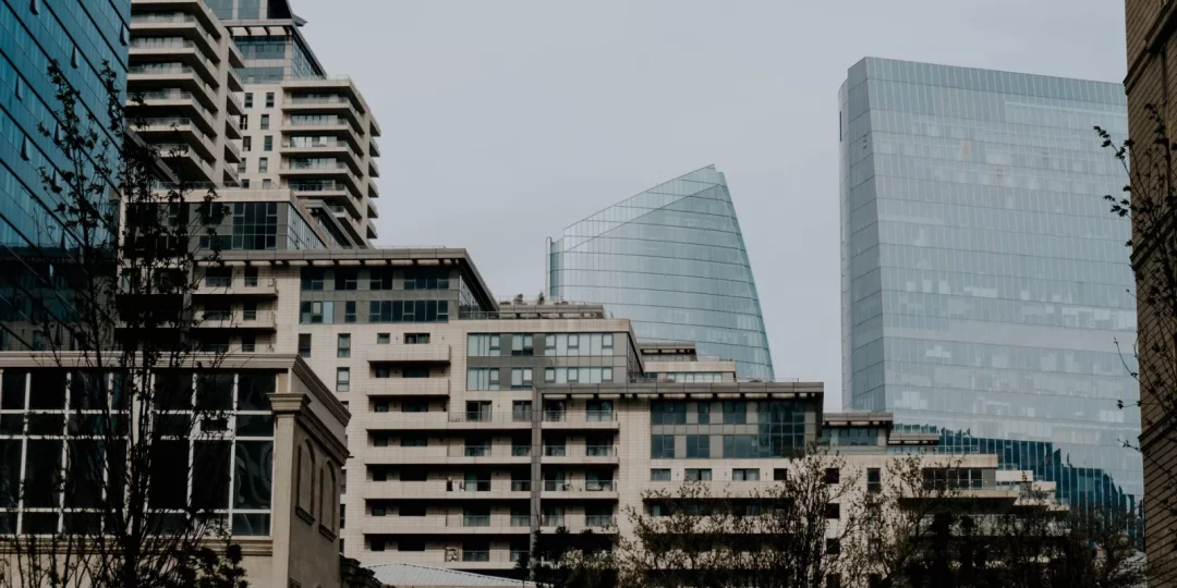 Grattes-ciel modernes avec des façades en verre et béton — entreprises