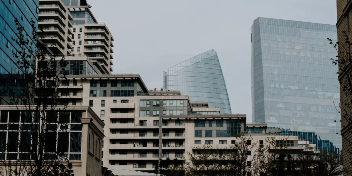 Grattes-ciel modernes avec des façades en verre et béton — entreprises