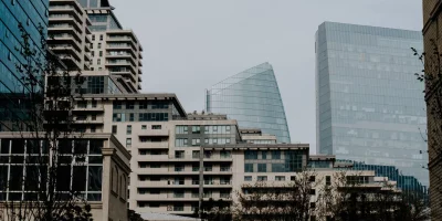 Grattes-ciel modernes avec des façades en verre et béton — entreprises