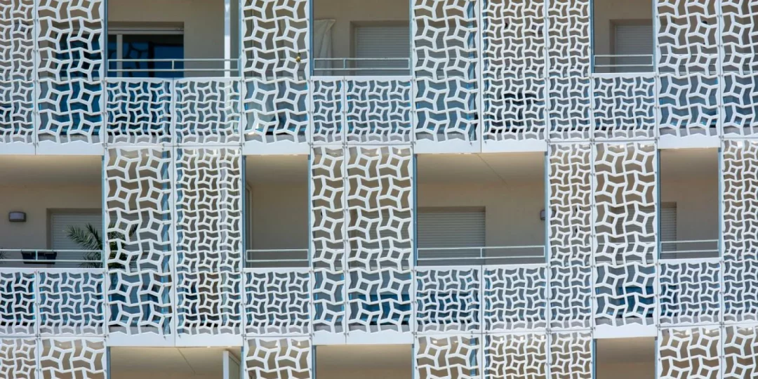 Façade d'un immeuble d'appartements à Montpellier avec balcons décoratifs, dont le règlement de copropriété fixe les règles d'usage