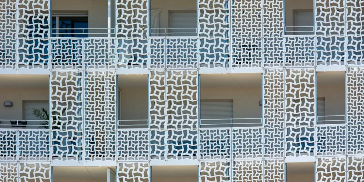 Façade d'un immeuble d'appartements à Montpellier avec balcons décoratifs, dont le règlement de copropriété fixe les règles d'usage