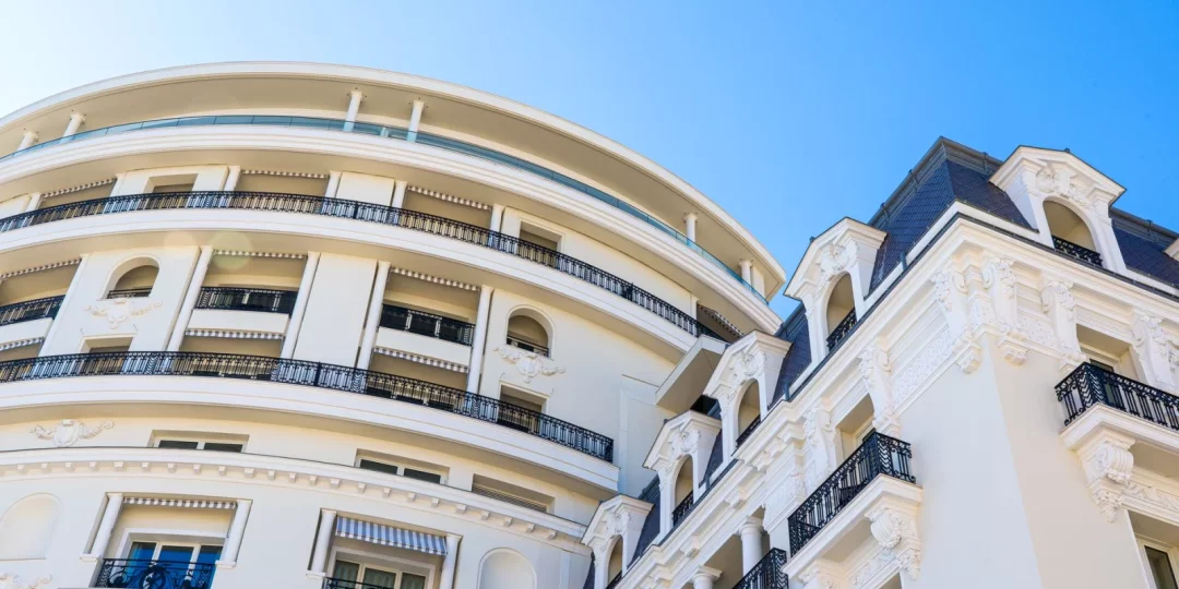 Façade d'un immeuble moderne avec balcons et ciel bleu — bce