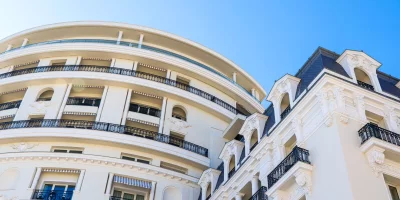 Façade d'un immeuble moderne avec balcons et ciel bleu — bce