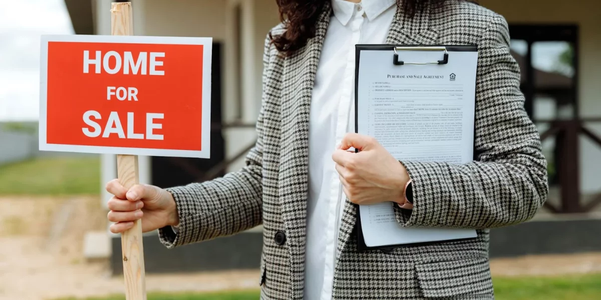 Femme tenant un panneau "Home for Sale" avec un document — transactions
