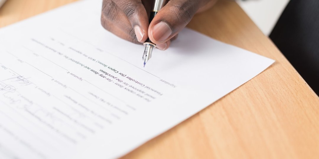 Personne signant un document de rétractation d'offre d'achat immobilier