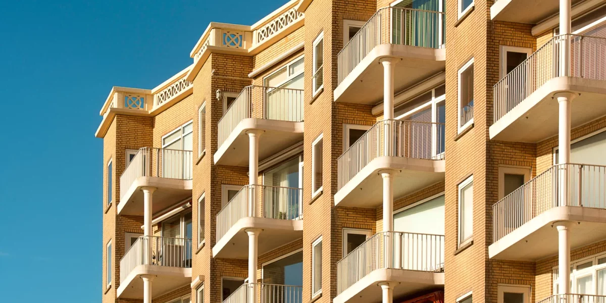 Façade d'un immeuble avec balcons ensoleillés — sous-location professionnelle