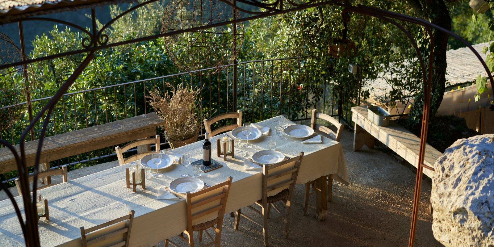 Vue panoramique de Briançon avec montagnes enneigées et habitats, illustrant l'attrait immobilier de la ville
