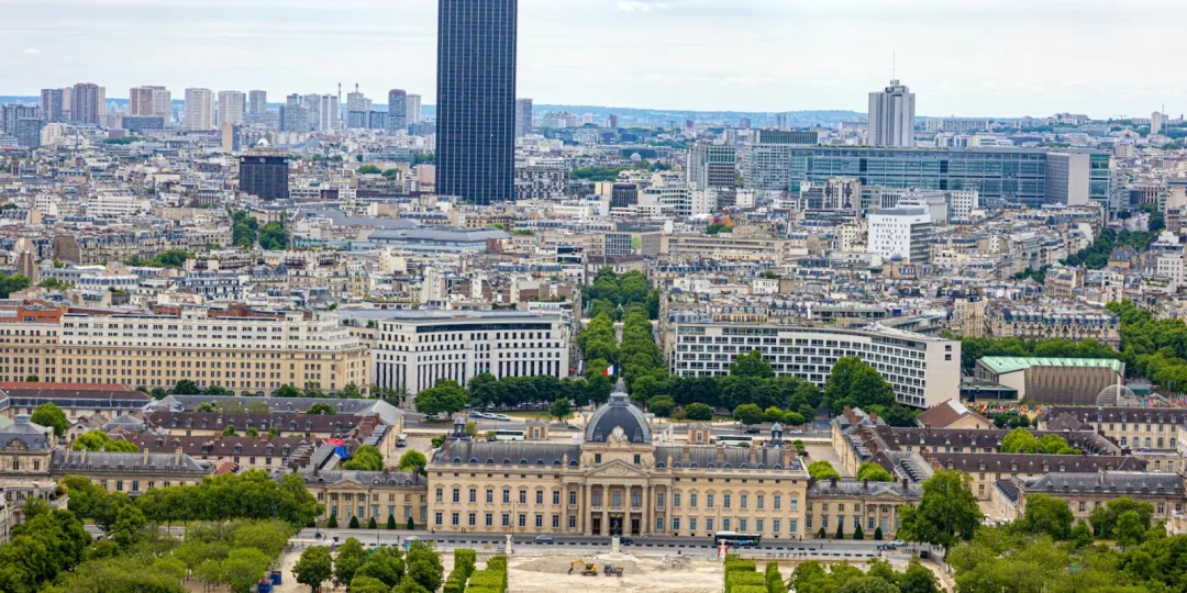 Vue panoramique de Paris avec la Tour Montparnasse en arrière-plan — tour-montparnasse