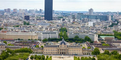 Vue panoramique de Paris avec la Tour Montparnasse en arrière-plan — tour-montparnasse