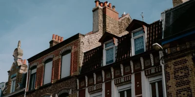 Façades de maisons en briques avec cheminées sous un ciel bleu — trouble anormal de voisinage