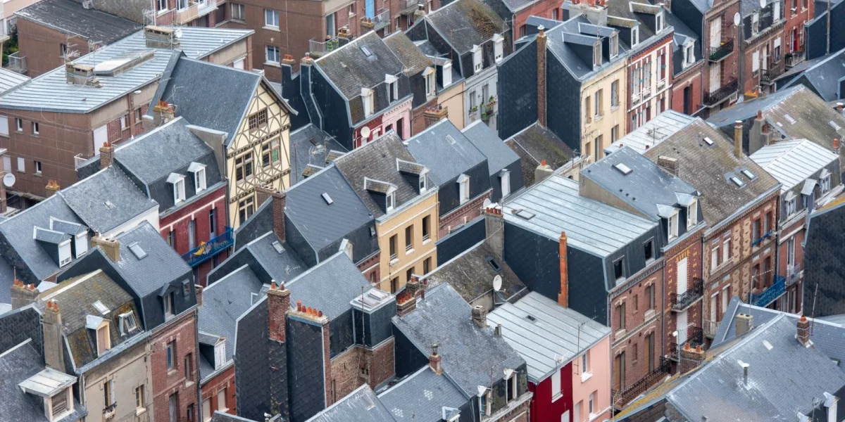 Toits de maisons d'une commune française, base du calcul de la valeur locative cadastrale