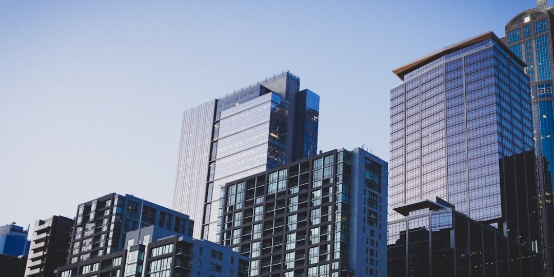 Valeur vénale immobilier maison — calcul de la valeur d'un bien sur une calculatrice avec plans