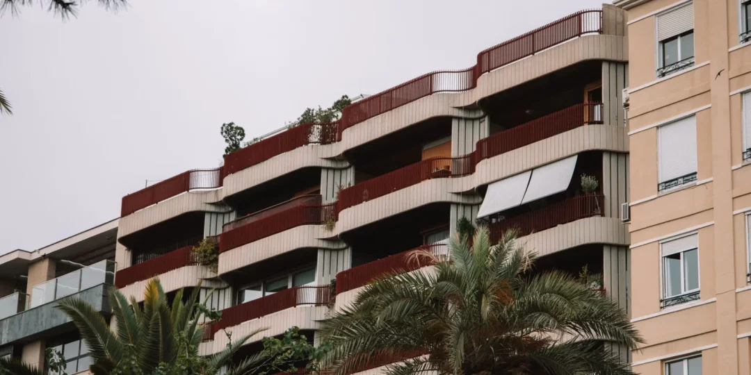 Vendre un appartement loué : préemption, décote, décision 2026 — vendre appartement loué
