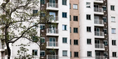 Immeuble résidentiel avec balcons et fenêtres — vendre un bien loué