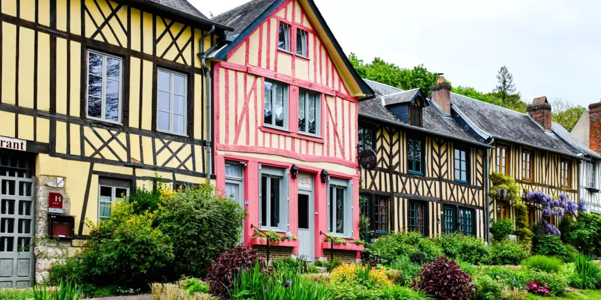 Maisons à colombages colorées avec jardins fleuris — Honfleur