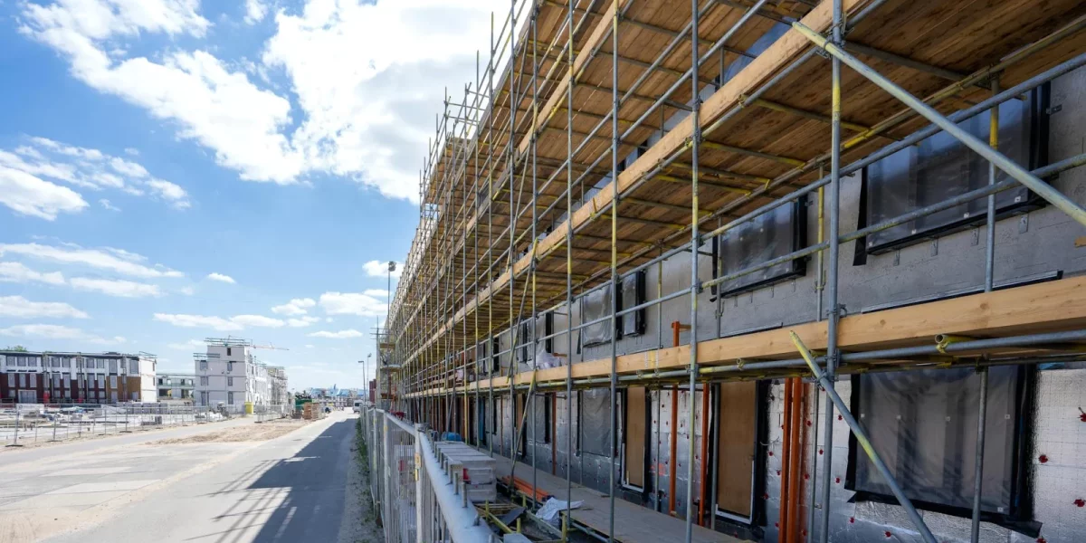 Échafaudage en bois autour d'un bâtiment en construction — travaux