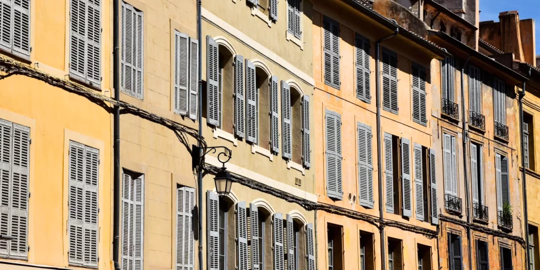 Façade d'immeubles colorés avec volets en bois — volets