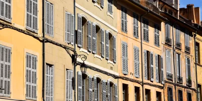Façade d'immeubles colorés avec volets en bois — volets