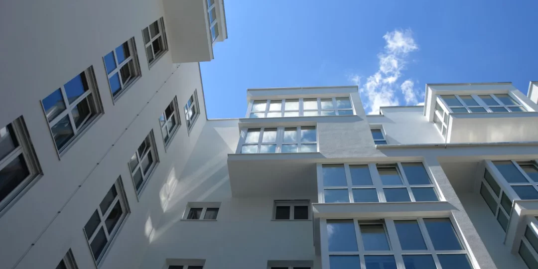 Immeuble moderne avec fenêtres et ciel bleu en arrière-plan — crédit immobilier